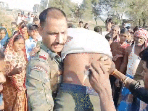 पुलिस जवान ने घायल युवक को कंधे पर उठाया:गश्ती वाहन से अस्पताल पहुंचा कर बचाई जान,SP रिवॉर्ड देने की घोषणा की