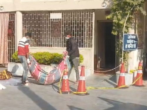 कमरे की बुकिंग एक्सटेंड करवाने के बाद बंद रहा कमरा:4 दिन से लटकी मां-3 बच्चों की लाशों से स्किन हटने लगी थी, 1.18 लाख कैश बरामद