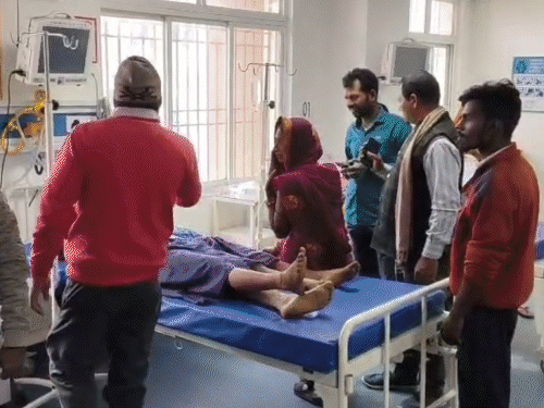 छात्र बोला-जबरदस्ती खिचड़ी खिलाई, मना करने पर मारते थे सर:MDM में मिली छिपकली, 70 से अधिक बच्चे बीमार; उल्टी-पेट दर्द की शिकायत