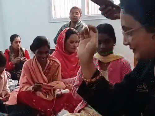 सुई-धागे से सशक्तिकरण, हर महीने 15 हजार कमाई:बुनाई सीख कर आत्मनिर्भर बन रही महिलाएं, उत्पाद बेचने के लिए मार्केट भी उपलब्ध