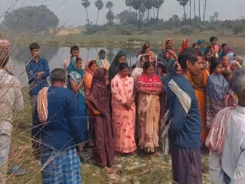 शिलान्यास के बाद भी पुल निर्माण का काम शुरू नहीं:नालंदा में नदी में उतरकर ग्रामीणों ने किया प्रदर्शन, उग्र आंदोलन की चेतावनी