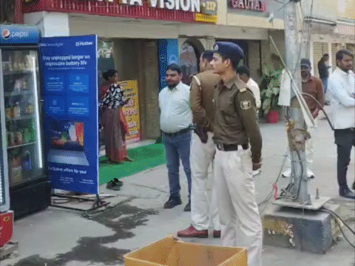 पटना के बोरिंग रोड में फायरिंग:कार से आए थे बदमाश, एक को गोली लगने की सूचना; मौके से 7 खोखे बरामद