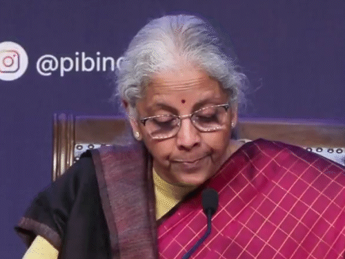 वित्त मंत्री बोलीं STT बढ़ाने से सट्टेबाजी रुकेगी:छोटे निवेशकों को नुकसान से बचाना मकसद; AI कभी इंसान की जगह नहीं ले सकता