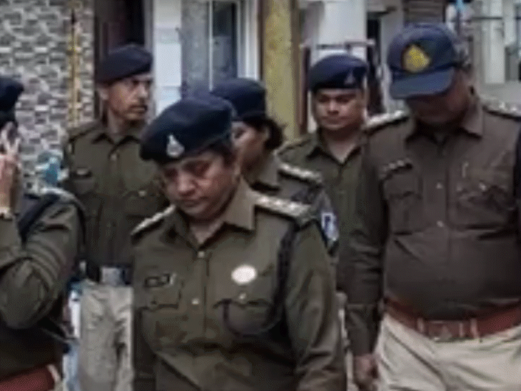 उज्जैन में होली-रमजान को लेकर फ्लैग मार्च:संवेदनशील इलाकों में 250 पुलिसकर्मियों ने संभाली कमान