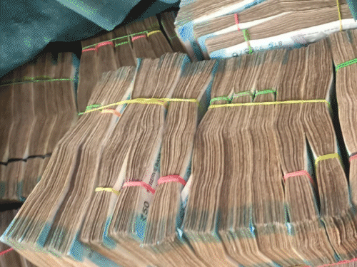 लातेहार में कार से 40.20 लाख रुपए नकद:नगर पंचायत चुनाव को लेकर सख्ती, रांची से पटना जा रही थी कार