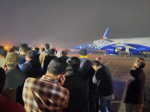 वाराणसी में इंडिगो विमान को बम से उड़ाने की धमकी:पेपर पर लिखा- कभी भी फट जाएगा; 237 यात्रियों की हैंड राइटिंग मैच कराई जाएगी