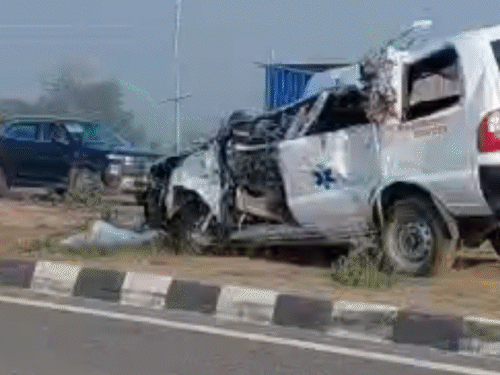 बाढ़ में अज्ञात गाड़ी-एंबुलेंस की टक्कर, 2 की मौत:तीन की हालत गंभीर, पटना से पूर्णिया लौटते समय अथमलगोला में हुआ हादसा