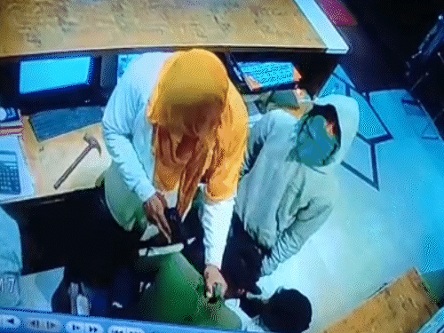 40 रुपए की नकली पिस्टल से 80 लाख की लूट:हुडी और बोरी में भरे नोट; आरोपी बोले-लग्जरी लाइफ, गर्लफ्रेंड पर पैसा उड़ाना चाहते थे