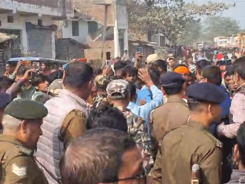 मुजफ्फरपुर में वाहन जांच के दौरान पुलिस-ग्रामीणों में झड़प:पुलिसकर्मियों पर सरपंच की पिटाई का आरोप; विरोध में रोड जाम, इलाके में तनाव का माहौल