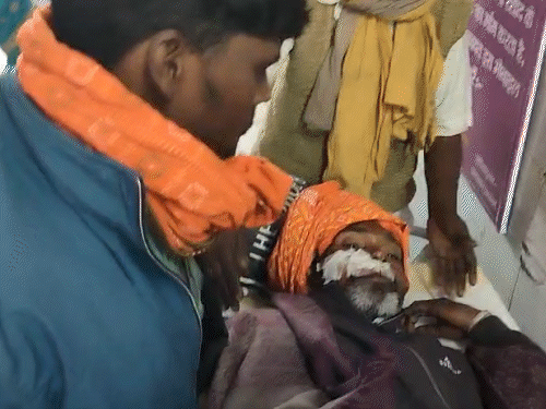 भागलपुर में किसान पर जानलेवा हमला, हालत गंभीर:खाना खाने के बाद खलिहान पर गए थे, धारदार हथियार से गला और मुंह पर किया वार
