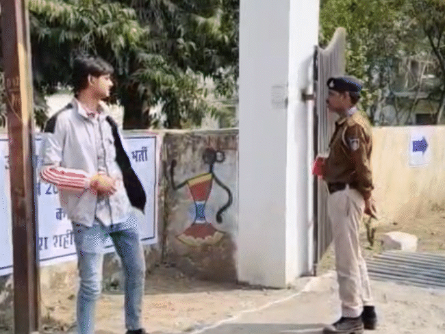 आरक्षक भर्ती में ग्रेजुएट, पोस्टग्रेजुएट अभ्यर्थी शामिल:दूसरा चरण शुरू, उच्च शिक्षित युवा भी दे रहे फिजिकल टेस्ट