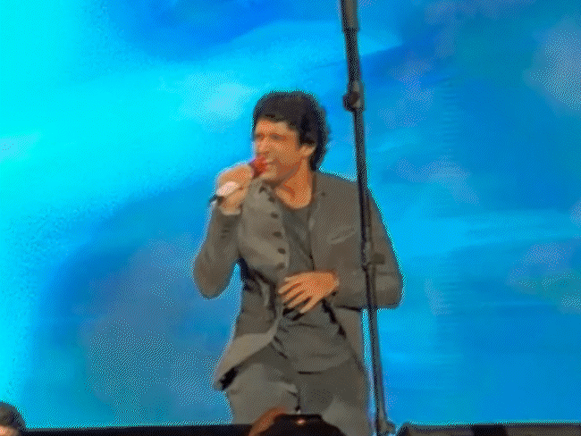 फरहान अख्तर ने जयपुर में स्टूडेंट्स के सामने लगाए पुशअप:लाइव म्यूजिक कॉन्सर्ट में सुनाए अपने लिखे गीत, कविता के जरिए ‘मर्द’ की बताई परिभाषा