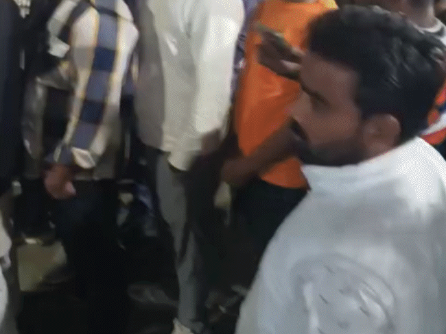 भोपाल में साध्वी रंजना के साथ अभद्रता:कार में टक्कर के बाद हुआ था विवाद, हिंदू संगठनों का थाने के बाहर प्रदर्शन