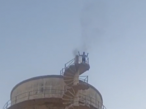 दो साल से महिला लापता,भाई-ससुर पानी की टंकी पर चढ़े:करीब 7 घंटे तक समझाइश की, 15 दिनों में ढूंढने के आश्वासन पर माने