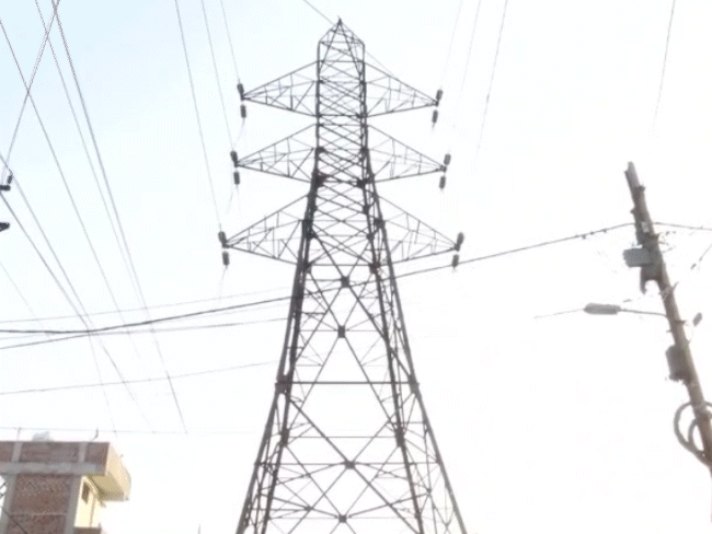 भोपाल में नया अजूबा…हाईटेंशन पोल के नीचे निकली सड़क:90 डिग्री ब्रिज के बाद एफिल टावर सड़क; कई साल से बना खतरा