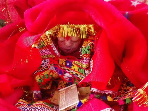 मृत पैदा हुई, आंखें बड़ी थी तो देवी मान लिया:मैनपुरी में 60 हजार चढ़ावा आया, मंदिर बनाने की तैयारी; डॉक्टर बोले- अविकसित भ्रूण था