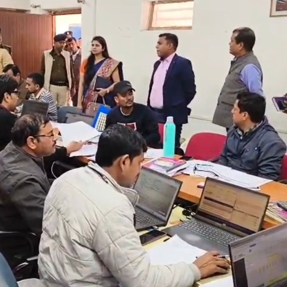 DM ने जिला नियंत्रण कक्ष का सरप्राइज इंस्पेक्शन किया:शेखपुरा में जमीन और किसान पंजीकरण कार्यों की प्रोग्रेस की रिव्यु की