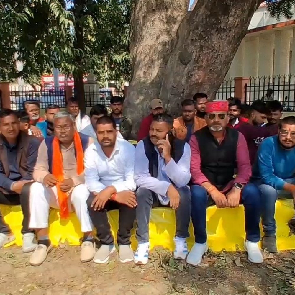 पुलिस पर युवक को अवैध हथियार में फंसाने का आरोप:मैनपुरी में करणी सेना बोली- निर्दोष फंसा तो होगा बड़ा आंदोलन