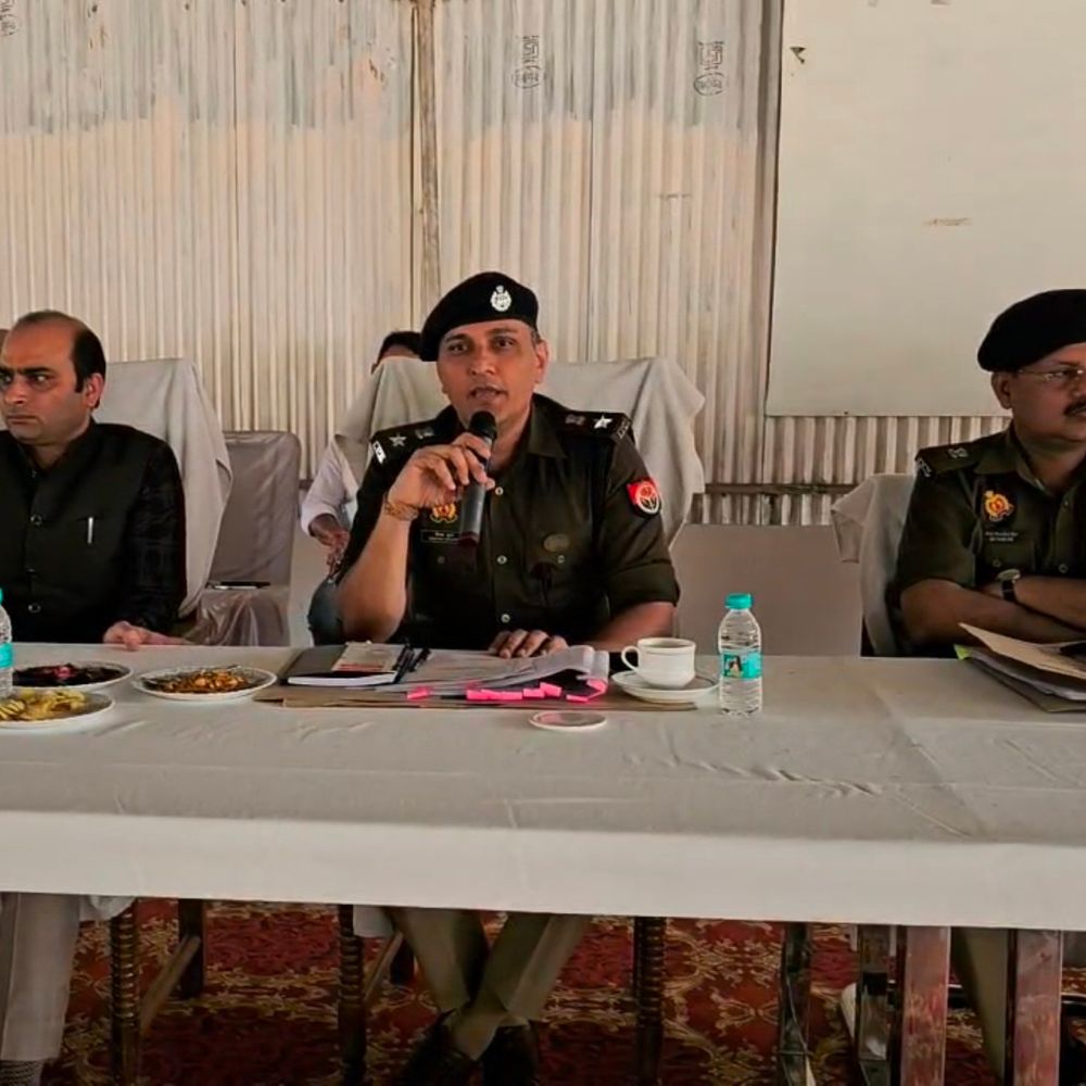 प्रतापगढ़ डीएम-एसपी ने पीस कमेटी की बैठक की:होली-रमजान पर भाईचारा बनाए रखने, अफवाहों से बचने की अपील