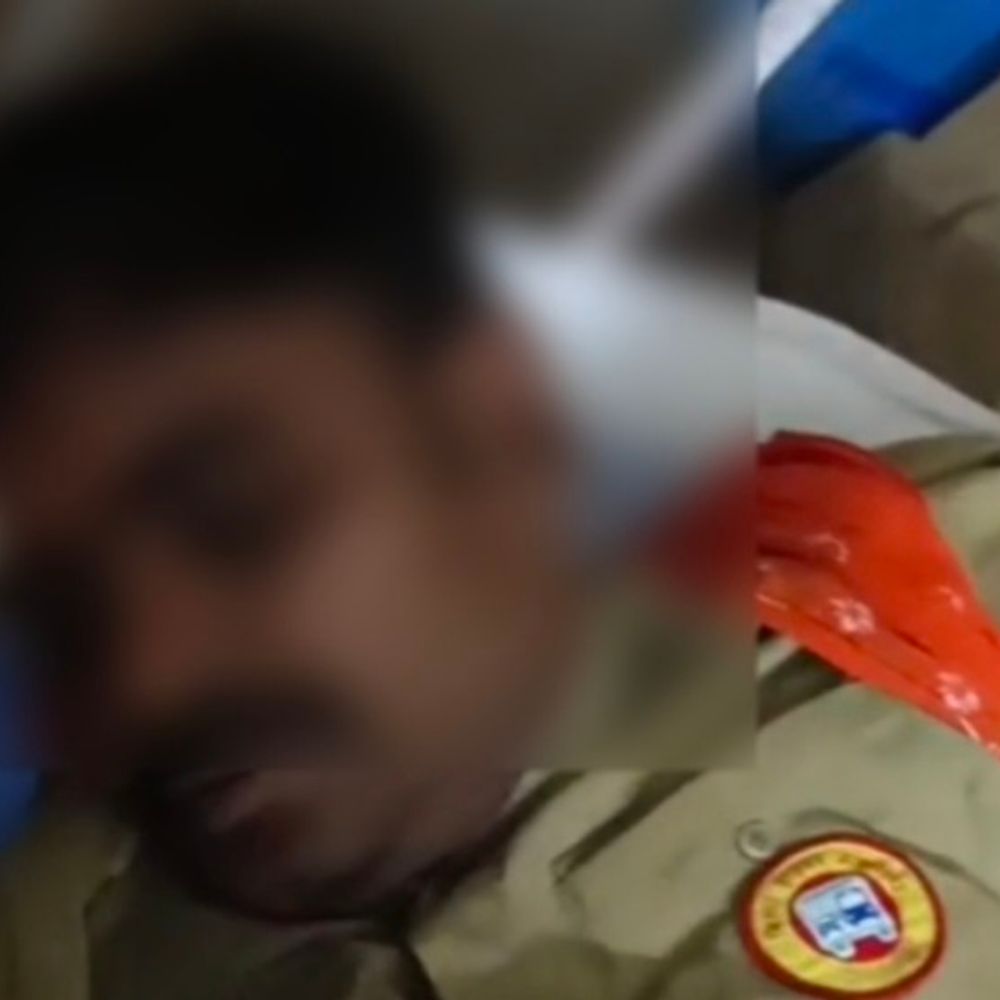 शेखपुरा में हाइवा-पिकअप की भीषण टक्कर:चालक गंभीर हालत में रेफर, 1400 लीटर दूध सड़क पर बर्बाद, पिकअप ड्राइवर फरार