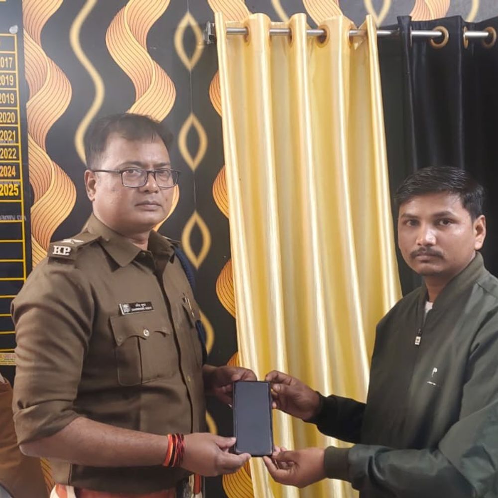 ‘ऑपरेशन मुस्कान’ के तहत 3 मोबाइल बरामद:जमुई में तकनीकी अनुसंधान से बरामद हुए फोन, मालिकों को सौंपे गए