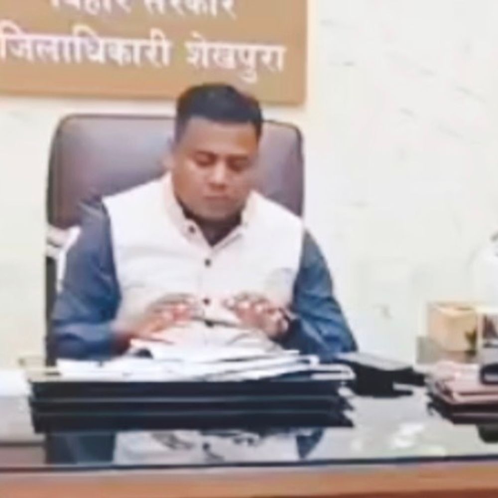 शेखपुरा DM ने जनता दरबार लगाया:11 शिकायतें सुनीं, पानी-बिजली-पेंशन समेत मामलों पर त्वरित कार्रवाई के निर्देश