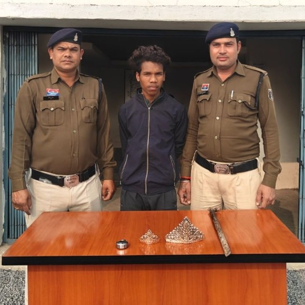 जांजगीर-चांपा में मंदिर से चांदी के 2 मुकुट चोरी:वारदात सीसीटीवी में कैद, मोबाइल खरीदने के लिए की चोरी, पुलिस ने आरोपी को घेरकर पकड़ा