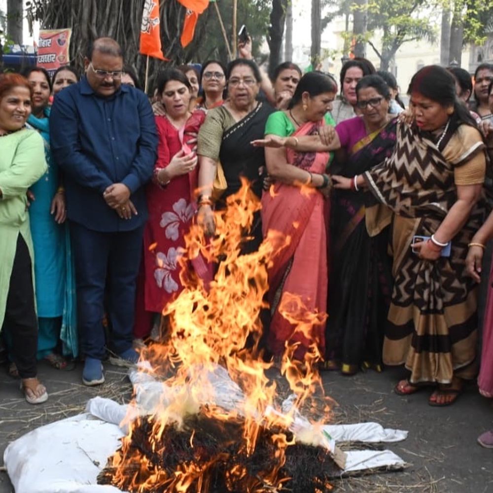 इंदौर में बीजेपी महिला मोर्चा का प्रदर्शन:प्रदेश कांग्रेस अध्यक्ष पटवारी और नेता प्रतिपक्ष का राजवाड़ा पर जलाया पुतला