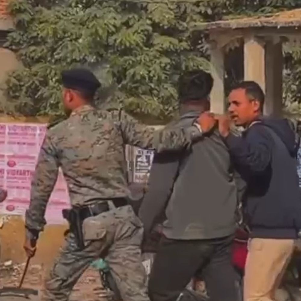 नवादा परीक्षा केंद्र पर दीवार फांदकर घुसे छात्र:देर से पहुंचने पर सुरक्षा में सेंध, एक युवक पकड़ाया