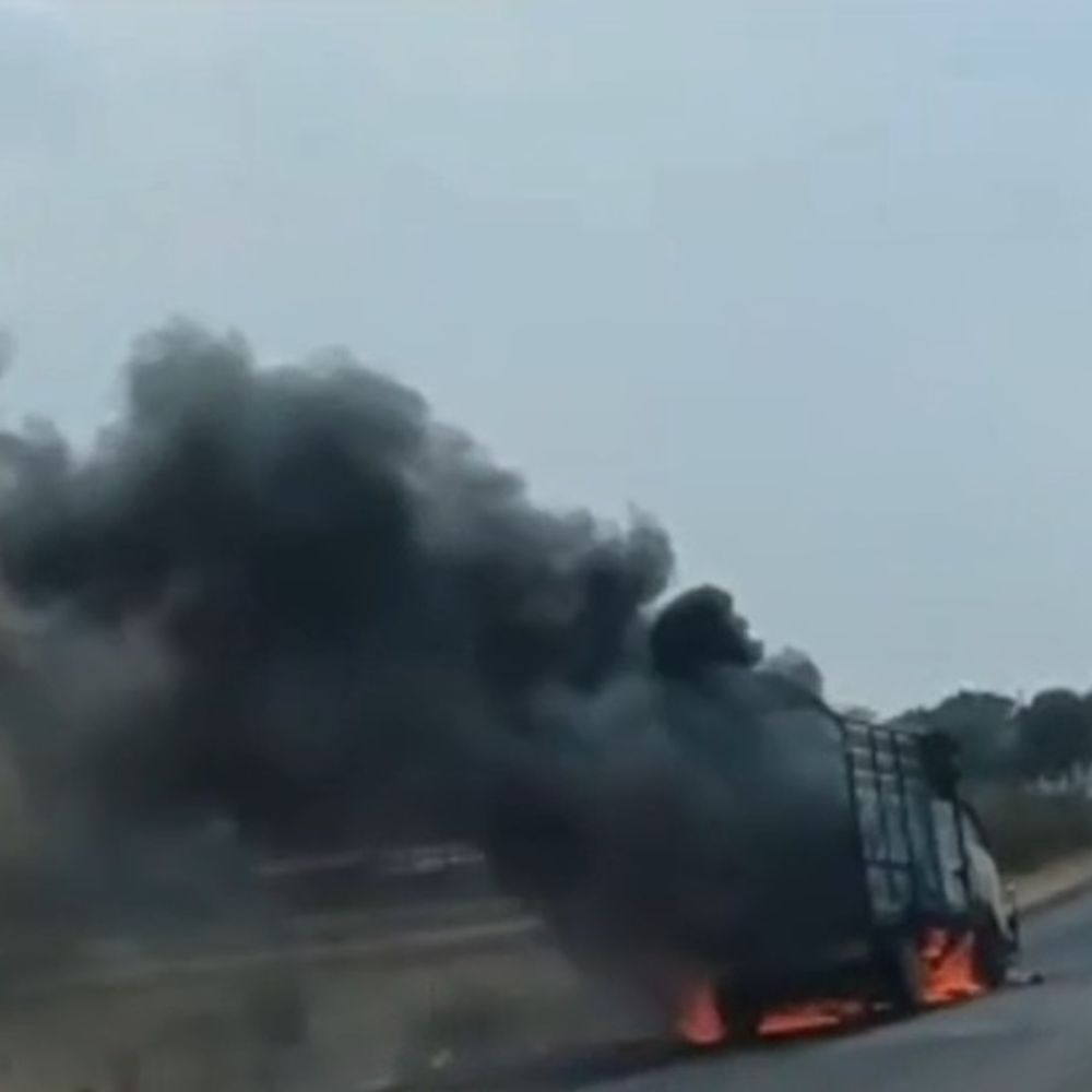 सिवनी में चलते मैजिक वाहन में लगी आग:दूर तक सुनाई धमाके की आवाज; डूंडा सिवनी में चालक ने कूदकर बचाई जान