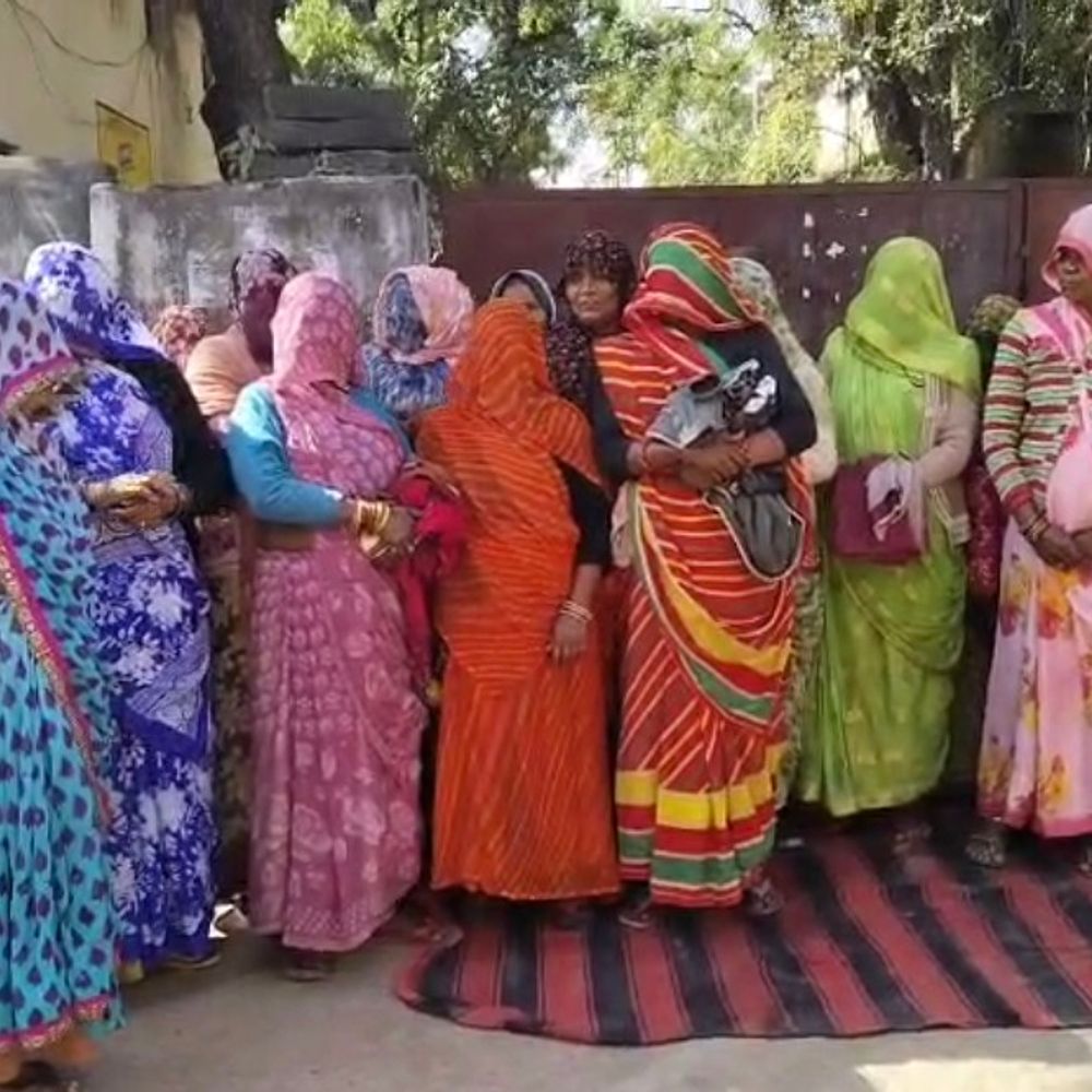 दतिया नगरपालिका के बाहर वेतन को लेकर सफाईकर्मियों का हंगामा:दो-तीन माह से नहीं मिला वेतन, कर्मचारियों में रोष; अध्यक्ष ने कहा-सोमवार तक दे देंगे