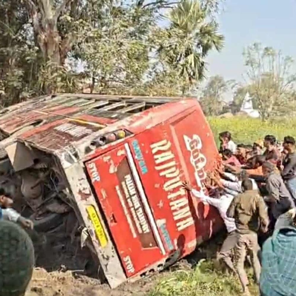 गयाजी में तेज रफ्तार बस गड्ढे में पलटी:ऑटो को ओवरटेक करने के चक्कर में हादसा; चपेट में आने से बाइक सवार की मौत, 6 लोग घायल