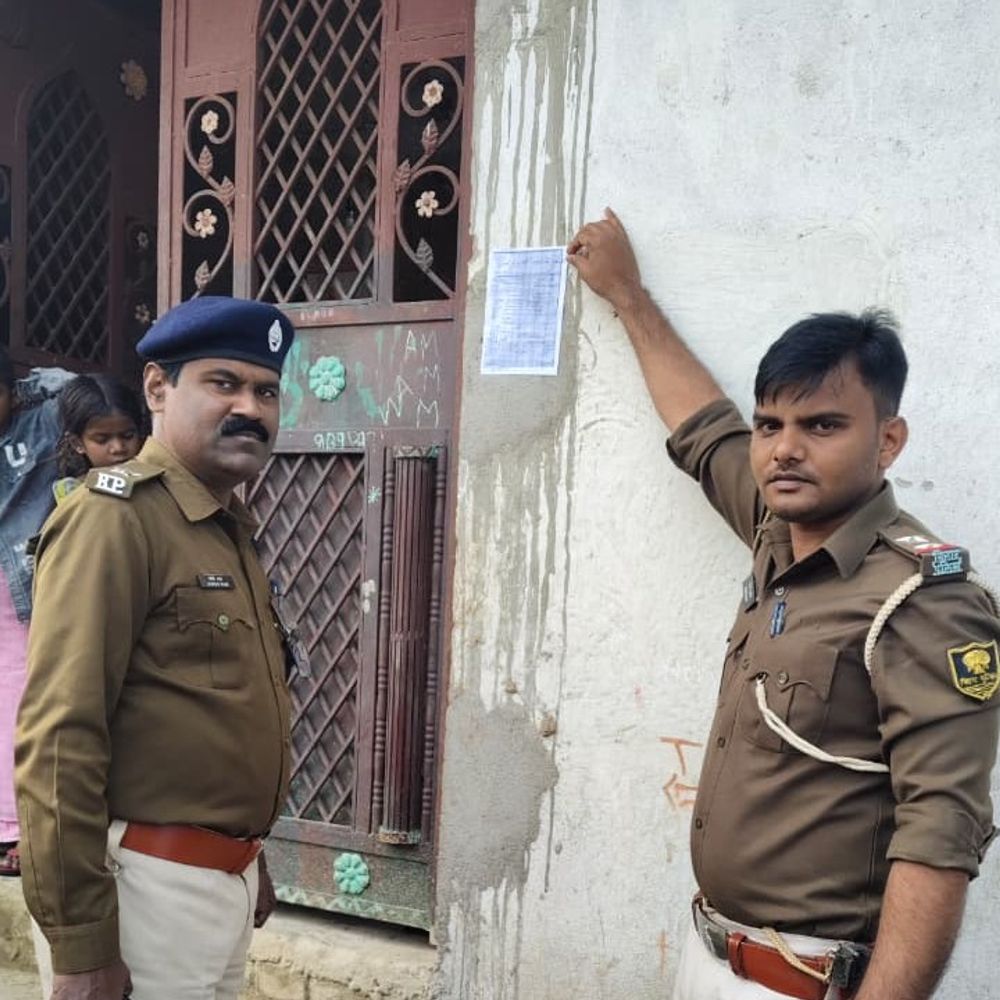 सीतामढ़ी में फरार आरोपियों के घर पहुंची पुलिस:डुगडुगी बजाकर कोर्ट के आदेश पर चिपकाया गया इश्तिहार