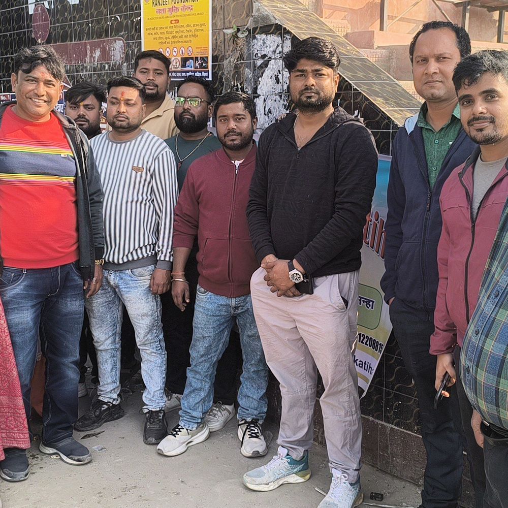 कटिहार में रात में आवारा पशुओं को खाना:राजेंद्र स्टेडियम में सैकड़ों गरीबों को भोजन, युवाओं की सेवा भावना की सराहना