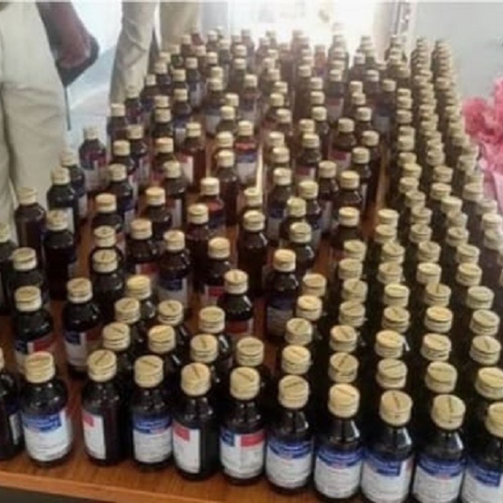 आजमगढ़ में पांच दवा दुकानों के लाइसेंस निलंबित:कोडीन कफ सीरप मामले में पूर्व में आजमगढ़ मंडल की 13 दुकानों पर हो चुकी है कार्रवाई