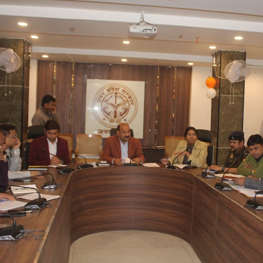 जिलाधिकारी ने नौचंदी मेले की तैयारियों पर की बैठक:अधिकारियों को सभी बिंदुओं पर तत्काल कार्रवाई के निर्देश दिए