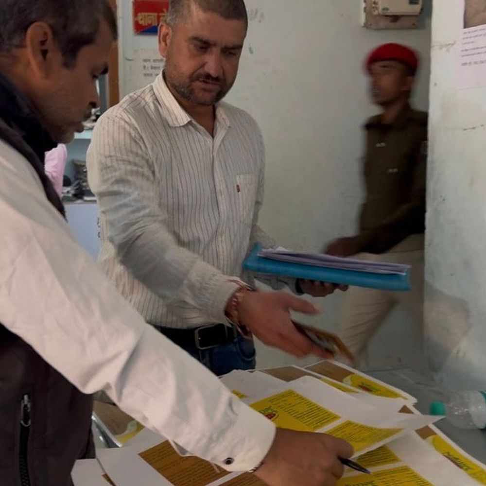 नवादा में नकली ब्रांड के स्टीकर छापने वाले पर रेड:मुंबई की टीम ने नगर थाना प्रभारी की देखरेख में की कार्रवाई