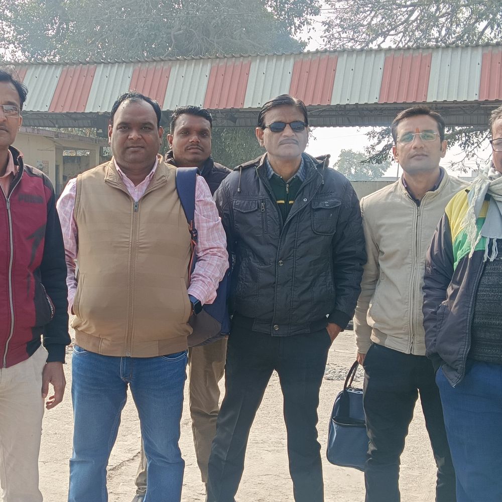 बस्ती रेलवे स्टेशन पर कई दिनों से खराब लिफ्ट:बुजुर्ग और दिव्यांग यात्रियों की बढ़ी परेशानी, फुटओवर ब्रिज से जाने को मजबूर