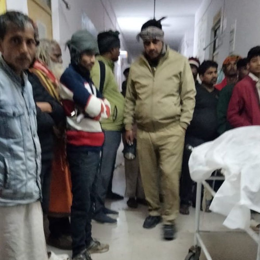 तेज रफ्तार बाइक पेड़ से टकराई, 2 युवकों की मौत:मिर्जापुर में घर लौट रहे थे दोनों; अस्पताल में जांच के बाद डॉक्टरों ने मृत घोषित किया