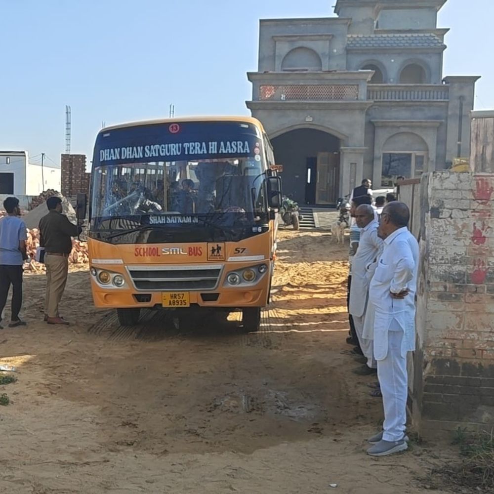 सिरसा में निजी स्कूल बस पर हमला:बाइक सवार युवकों ने तोड़े शीशे; 40 छात्राएं सवार थीं, पुलिस-सरंपच की मदद से घर पहुंचाया