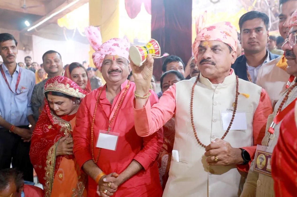 महाशिवरात्रि पर मुख्यमंत्री डॉ. मोहन यादव ने की पूजा अर्चना, बजाया डमरू-खींचा रथ