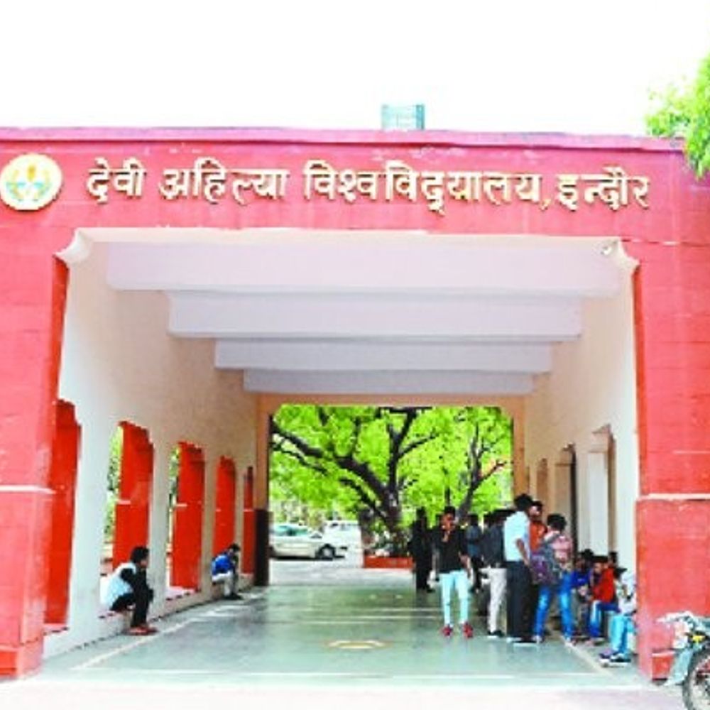 ‘कॉलेज लाइफ एंजॉय’ के नाम पर बॉयफ्रेंड बनाने का दबाव:DAVV गर्ल्स हॉस्टल में 5 छात्राओं की शिकायत; अनुचित गतिविधियों के आरोप में छात्रा निष्कासित