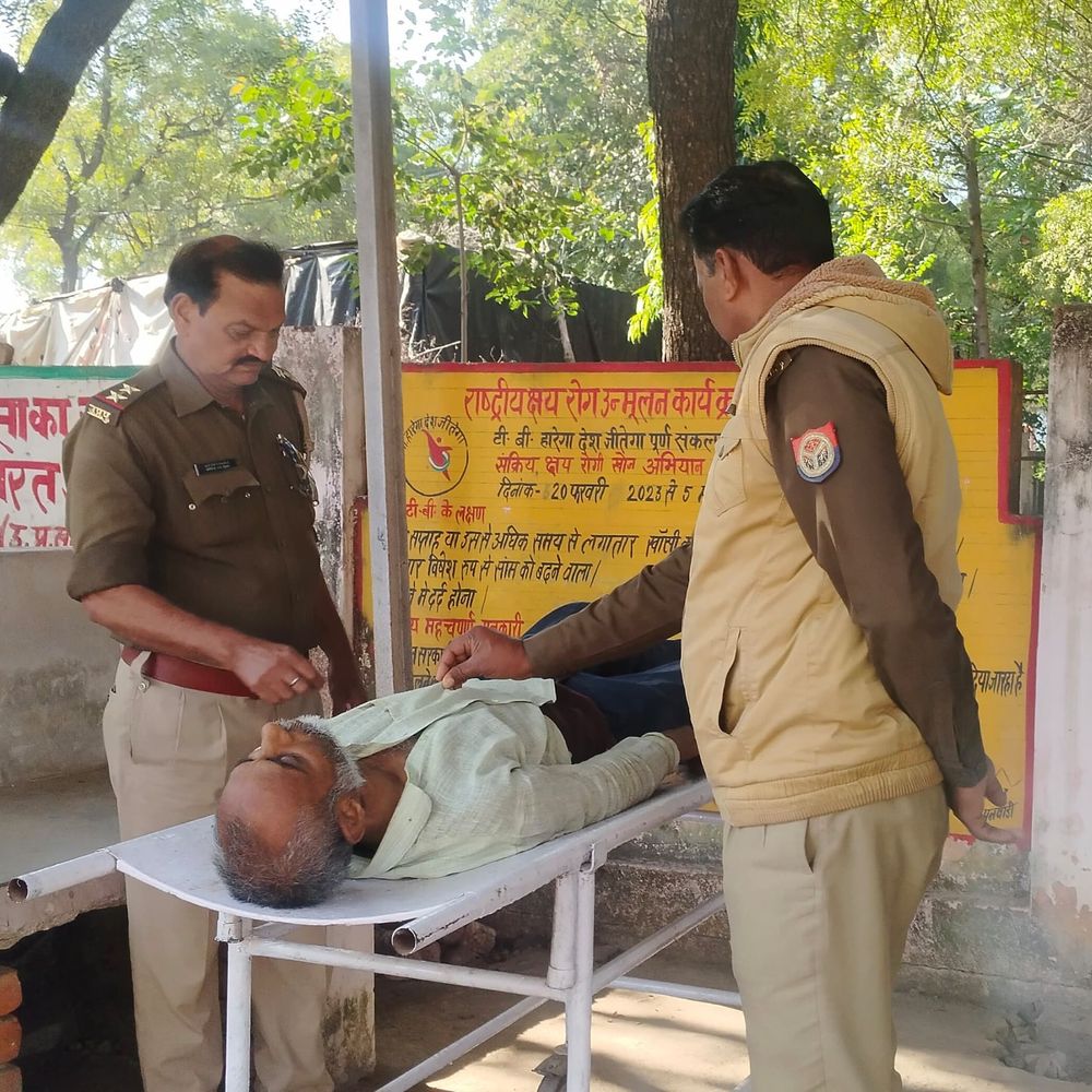 पेड़ से लटकता मिला अज्ञात युवक का शव:महोबा पुलिस ने हाईवे किनारे बरामद किया, शिनाख्त के प्रयास जारी