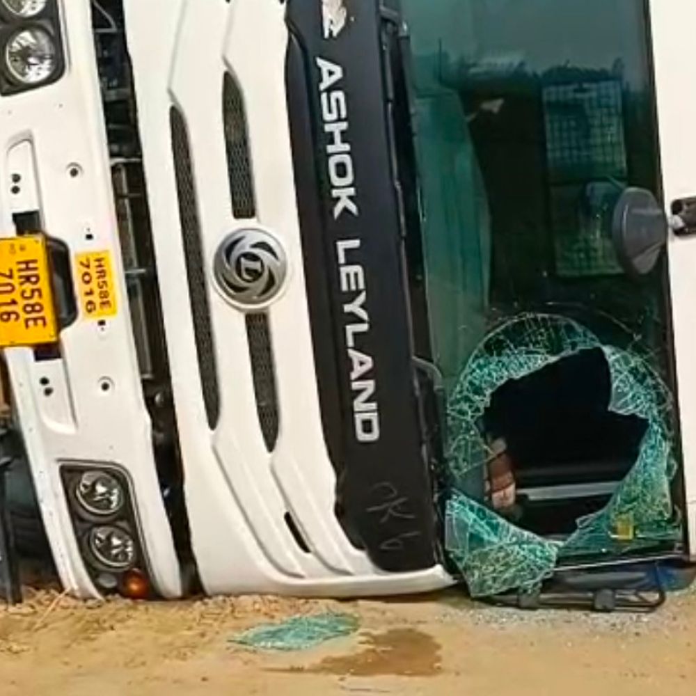 संभल में नहर पुलिया पर पलटा बजरपुट भरा ट्रक:परिचालक घायल, 1 लाख से अधिक का नुकसान