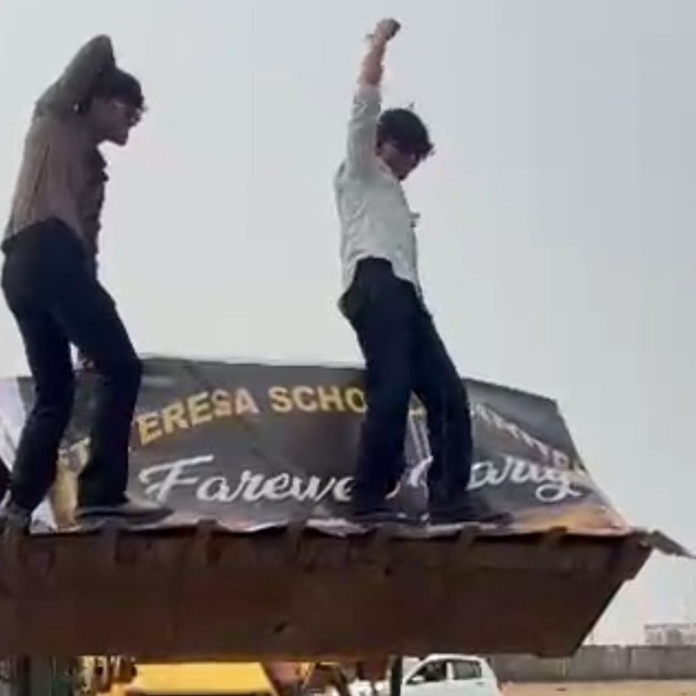 झाबुआ में स्कूली छात्रों का खतरनाक स्टंट:फेयरवेल में जेसीबी पर चढ़कर नाचे, तेज रफ्तार गाड़ियों से लटकते दिखे