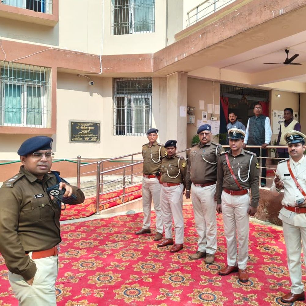 महिला हेल्प डेस्क- वायरलेस शाखा का निरीक्षण किया:बेतिया एसपी ने गौनाहा थाना में मालखाना और सीसीटीएनएस कक्ष की जांच की