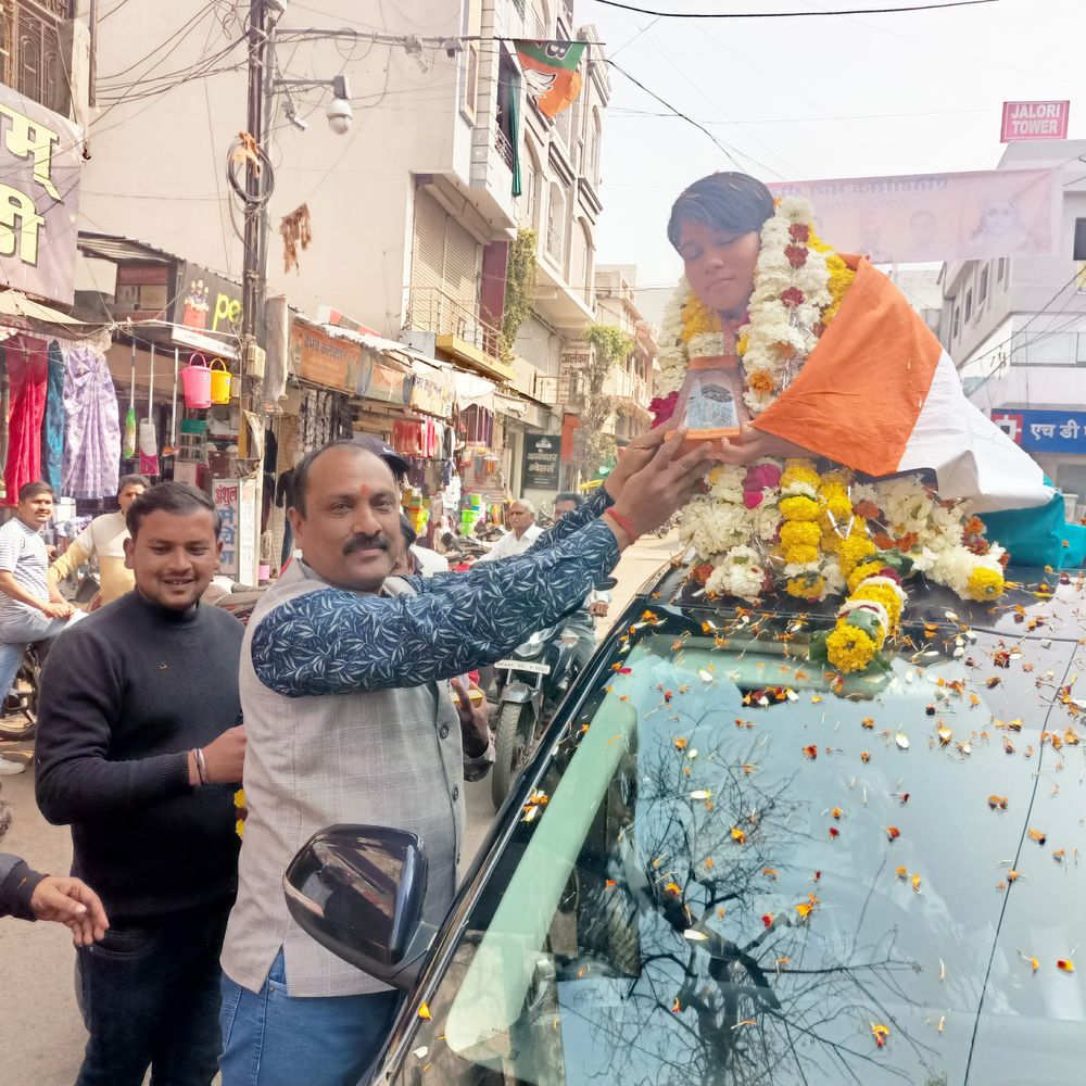 विदिशा की इशिका मीणा वर्ल्ड कप जीतकर लौटीं:तिरंगे के साथ खुली जीप में निकलीं इशिका, गूंजे भारत माता की जय के नारे