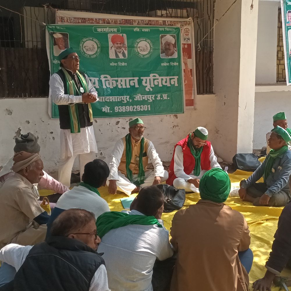 जौनपुर में किसानों ने जिलाधिकारी को सौंपा ज्ञापन:एमएसपी गारंटी, स्वामीनाथन आयोग की सिफारिशें लागू करने की मांग