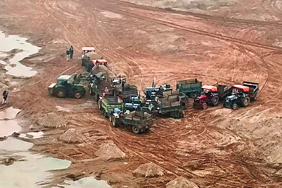 MP की ‘सबसे स्वच्छ नदी’ को छलनी कर रहे जेसीबी, वन विभाग बोला- नहीं मिले माफिया