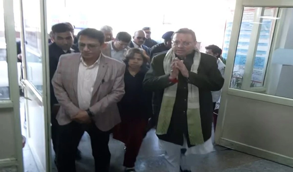 Himachal Bus Accident के पीड़ितों से मिले CM Dhami, दून अस्पताल पहुंचकर जाना हालचाल